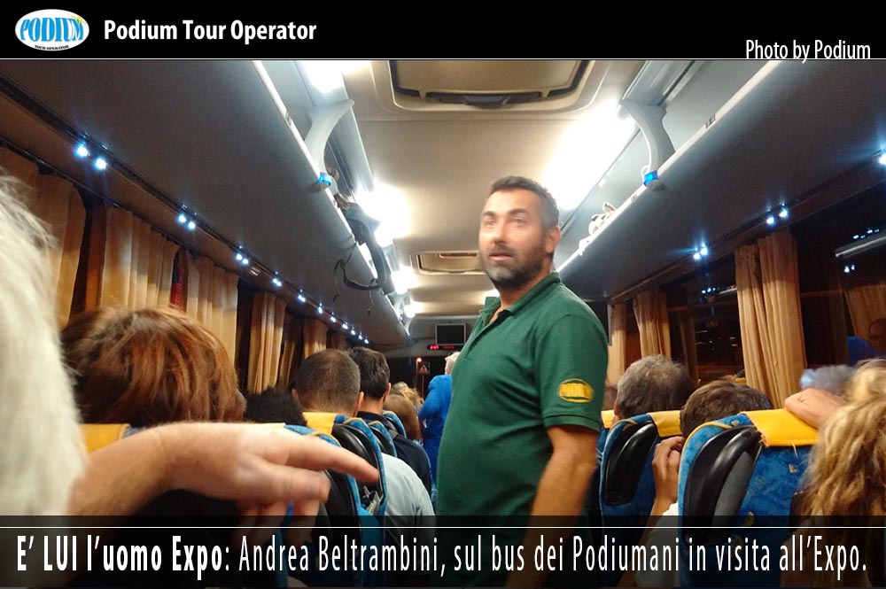 E’ LUI l’uomo Expo: Andrea Beltrambini, sul bus dei Podiumani in visita all’Expo.